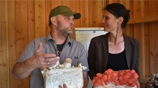 Sie ließ sich in die Geheimnisse der Edel-Pilze einführen: Niedersachsens Landwirtschaftsministerin Miriam Staudte (Grüne) war angetan von Peter Wolters Zukunftsidee für seinen Betrieb.