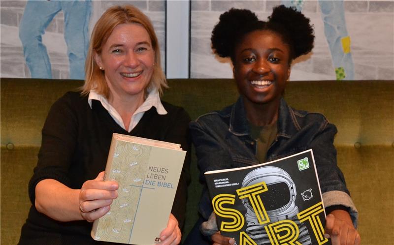 Sie machen Werbung für das Projekt „StartUP“ ihrer Kirchengemeinde: Pastorin Rita Schaefer und Annette Laza (von links). Foto Wilkening