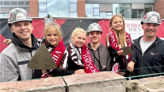 Sie mauern mit an der Zukunftswand vor dem Millerntor-Stadion. Von links: Raphael Kellner, die Pauli-Fans Malou und Lisa, Titas Gaigalas, Mayla und Andre Dittmer.