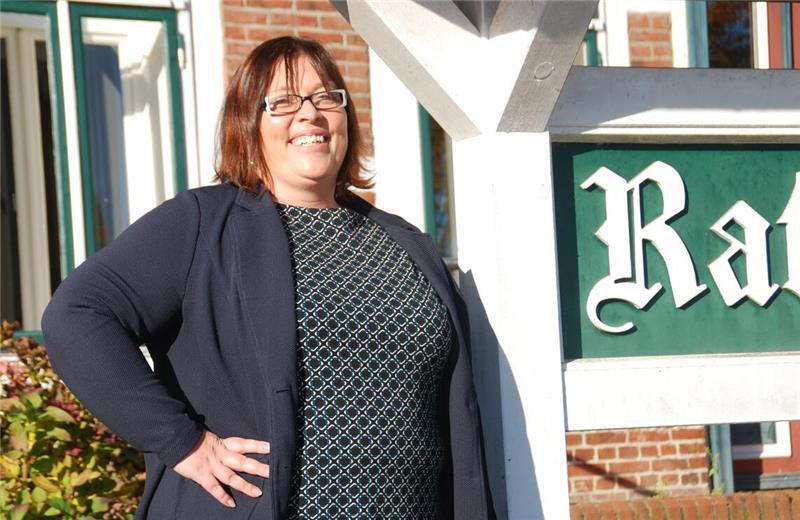 Sie möchte nicht mehr wechseln: Gesa Abram vor ihrem Arbeitsplatz im Apenser Rathaus.