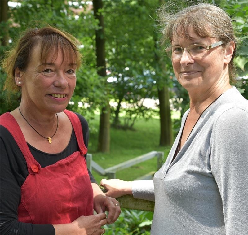 Sie möchten der Stader Bevölkerung die Arbeit der Hospiz-Gruppe mit einer Veranstaltungsreihe näherbringen: Koordinatorin Elin Magnusson (links) und Vereinsvorsitzende Dr. Margrit Wetzel. Foto Beneke