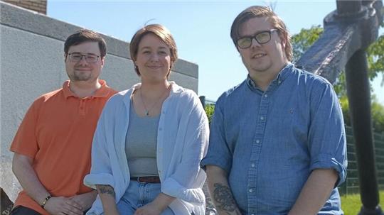 Sie möchten queeren Personen und Angehörigen eine Heimat bieten: die Quest-Gründungsmitglieder Amadeus, Janina und Patrick (von links).