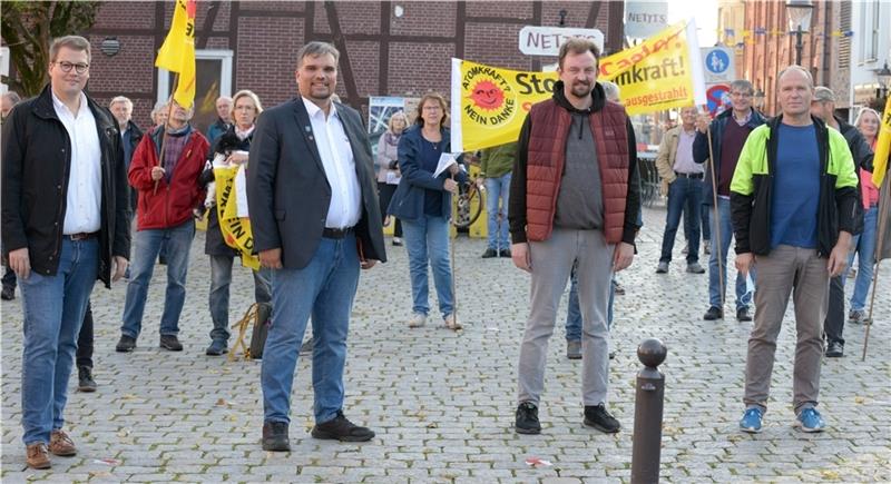 Sie nahmen auf Einladung der Mahnwache für den Atomausstieg öffentlich Stellung: Alexander Krause (CDU), Benjamin Koch-Böhnke (Linke), Nick Freudenthal (SPD) und Ulrich Felgentreu (Grüne, von links). Foto: Wisser