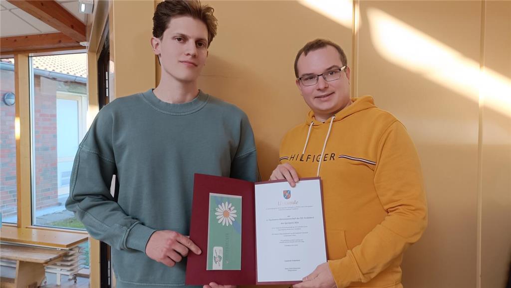 Sie nahmen die Würdigung für die 6. Herren im Tischtennis als ungeschlagene Meis...