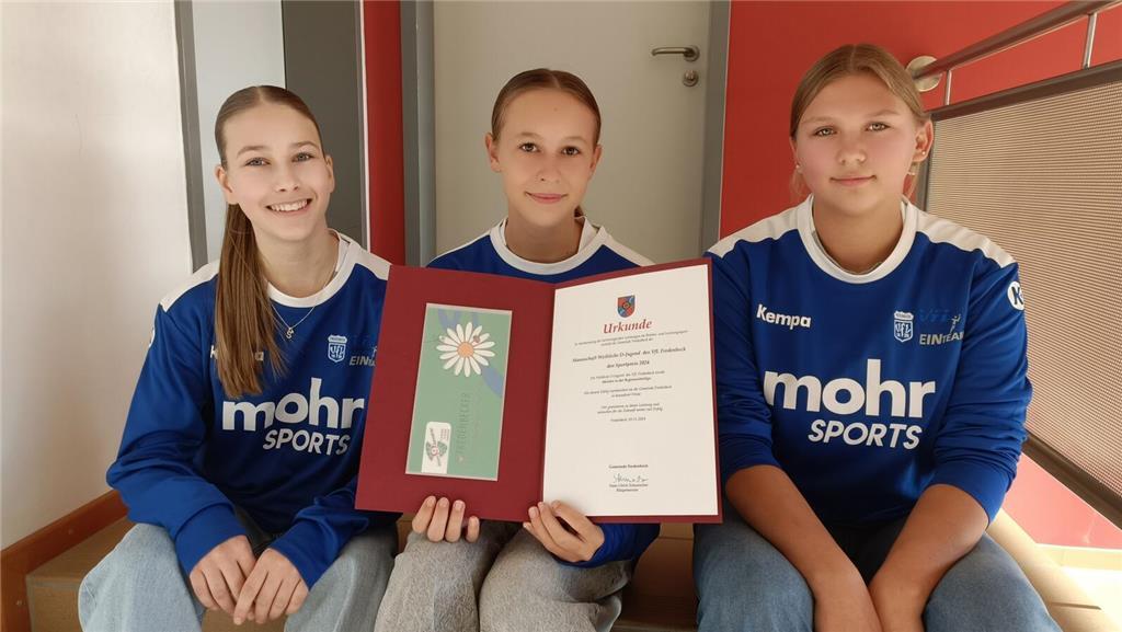 Sie nahmen für die weibliche Handball-D-Jugend als ungeschlagene Meister der Reg...