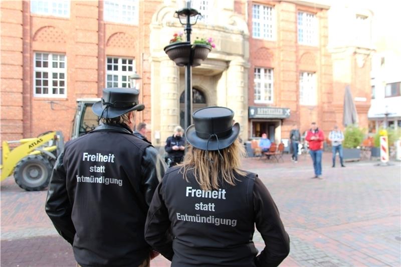 Was die Teilnehmer der Anti-Corona-Demos antreibt Sie nennen es „spontanen Spaziergang“: Zwei von etwa 70 Teilnehmern am Montagabend in der Buxtehuder Innenstadt. Foto: Richter