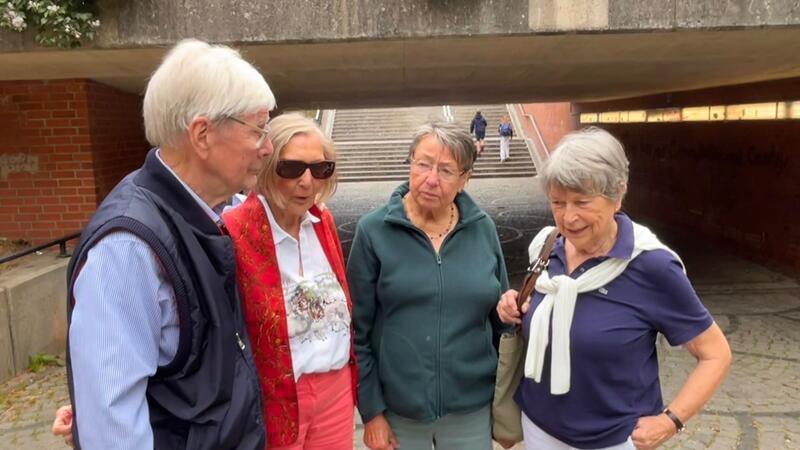 Sie nutzen den kürzesten Weg in die Innenstadt nicht gern: Die Camper Anwohner Christian Feneis, Dr. Gisela Feneis, Armgard Bettermann und Renate Stein im Gespräch.