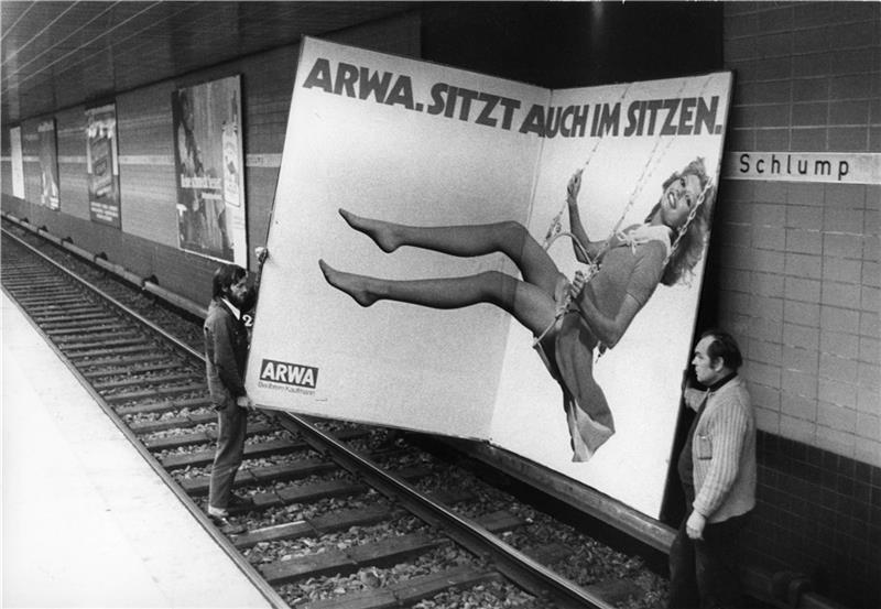 Sie nutzen die Nacht zum Arbeiten : In der Betriebspause der Bahn wird ein Werbeplakat ausgetauscht. Foto: Hochbahn Hamburg