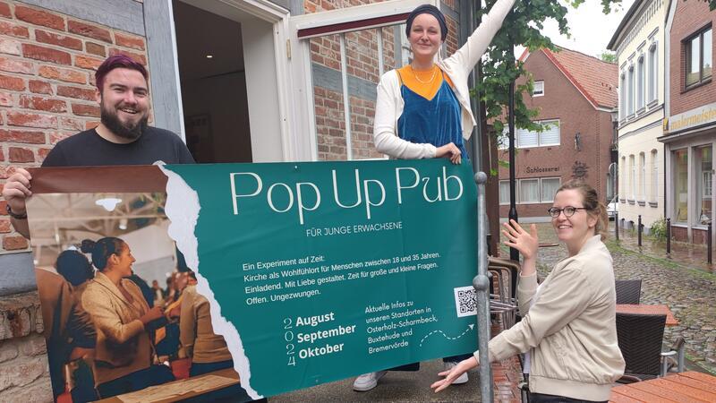 Sie öffnen in Buxtehude einen Pop-up-Pub: Ole-Johannes Neumann, Franziska Feldmann und Kathrin Beushausen (von links).