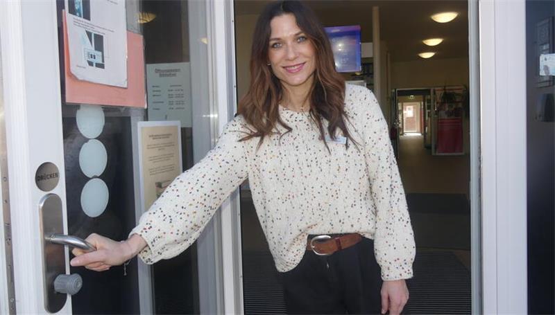 Sie öffnet die Tür für Menschen, die seelische Probleme haben und Hilfe suchen: Bettina Martens berät jeden dritten Mittwoch in der neuen Außenstelle des Sozialpsychiatrischen Dienstes in Drochtersen.
