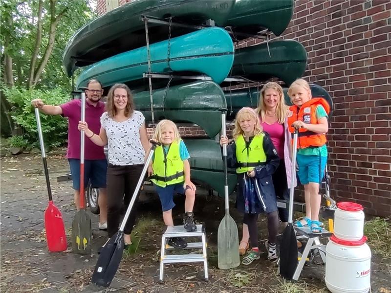 Sommerspaß für Familien: Mit dem Kanu auf der Lühe und Aue Sie organisieren den Kanu-Verleih bei der Familieninitiative: Die Vereinsmitglieder Oliver und Sonja Ampf (links) sowie Johanna Olthoff mit Raphael, Midori und Friederike (von links). Foto: Lohmann