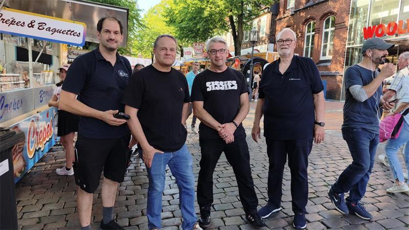 Lob für den Sicherheitsdienst: So lief das Stader Altstadtfest Sie organisierten das Stader Altstadtfest: Veranstaltungsleiter Thore Lindemann (von links) mit Dr. Andreas Schäfer, Michael Hubertus und Hans Biroth von der Stade Marketing und Tourismus GmbH.