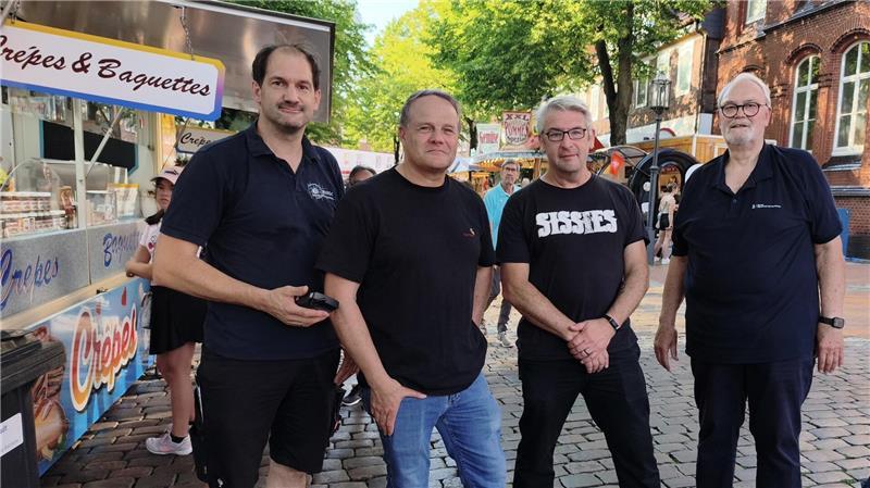 Altstadtfest Stade: So ging’s am Samstagabend in die heiße Phase Sie organisierten das Stader Altstadtfest und sind zufrieden: Veranstaltungsleiter Thore Lindemann (von links) mit Dr. Andreas Schäfer, Michael Hubertus und Hans Biroth von der Stade Marketing und Tourismus GmbH.