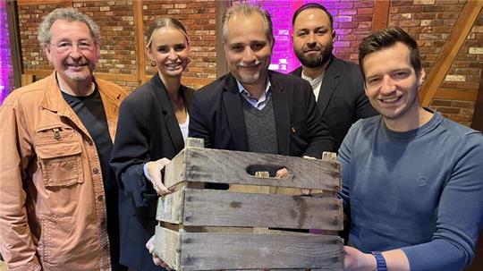 Sie packen an (von links): Wilfried Stief und Michelle Neugebauer nehmen mit Manuel Bossemeyer und Mohammed Karami den neuen Vorsitzenden von Stade aktuell, Amir Afschartabbar, in ihre Mitte.