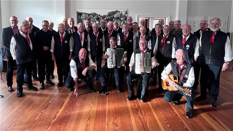 Liebeserklärung an die Heimat: Altländer haben jetzt eine eigene Hymne Sie präsentierten die Altländer Hymne mit Bürgermeistern und Landrat in Steinkirchen.