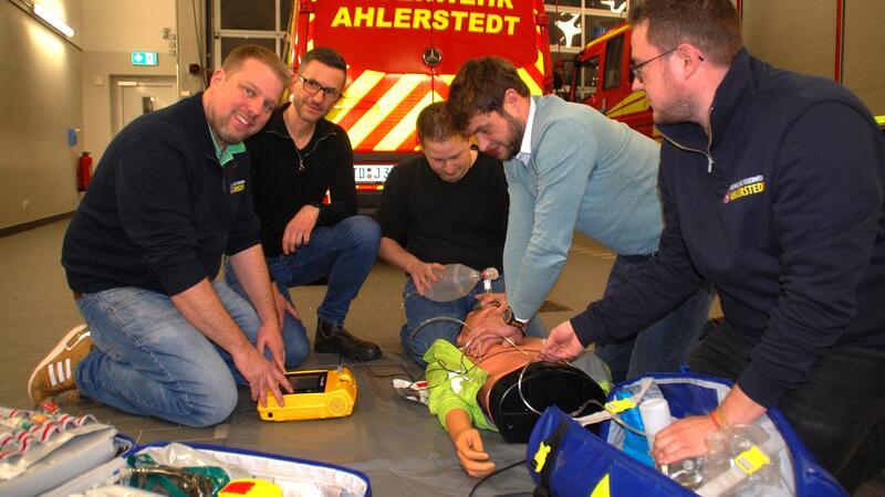 Einsatz zwischen Leben und Tod - die AED-Gruppe Ahlerstedt hilft bei Notfällen Sie proben den Notfall (von links): Mirko Witkowski, Dr. Wolf Rößler, Max Sauerbeck, Björn Beckmann und Michael Tatter.