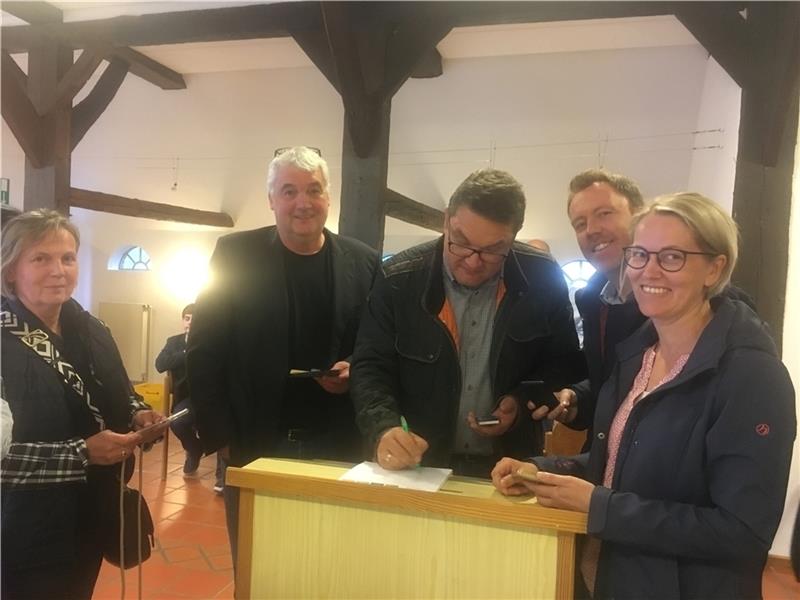 Sie rechnen das Ergebnis des Bürgerentscheids aus: Bürgermeister Stefan Holst (OLH), Gemeindedirektor Holger Falcke, Marc-André Wolfkühler (SPD) und Angela Schwerdts (OLH, von links), und sie sind sichtlich zufrieden. Foto: Helfferich