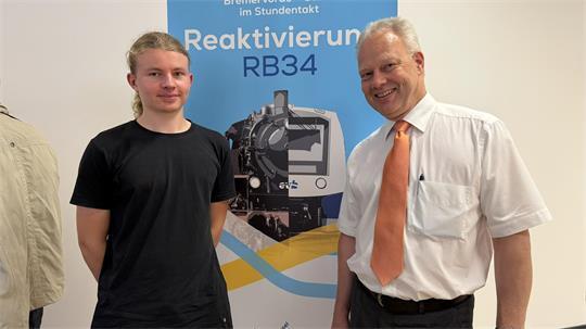 Sie rechnen mit einem positiven Effekt für ihr Deutsches Feld- und Kleinbahn-Museum in Deinste: Jan Reher (rechts) und Loke Thomsen, der momentan eine Ausbilung zum Lokführer macht.