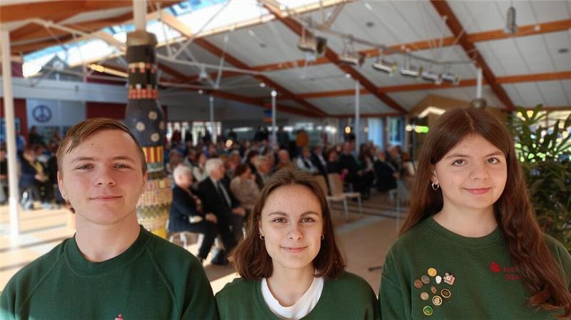 Sie repräsentieren die Schützen KK liegend Jugend und Sieger der Bezirksoberklasse: Leon-André Konnerth, Heather-Mae Zuber und Pia von Allwörden.