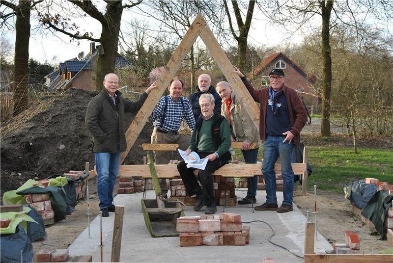 Sie retteb historische vor dem Verfall. Hier stehen Rainer Kröger (links) mit Werner Heidenreich (Mitte) und (von links) Günter Meyer, Eckard Jochim, Rainer Schultz und Jürgen Kluit auf der Baustelle des neuen Teehauses. Archivfoto: Lohmann