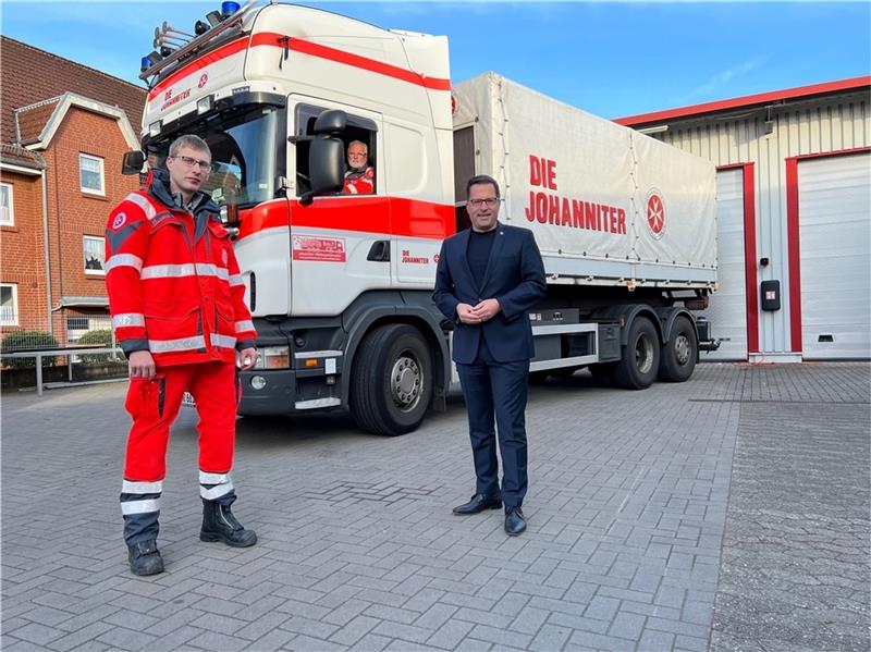 Landkreis plant Hilfsaktion für Partnerlandkreis in Polen Sie rufen zu Spenden für den polnischen Partnerlandkreis Goldap auf: Landrat Kai Seefried (rechts) mit den Johanniter-Einsatzkräften Kevin Heckmann (links) und Hansi Eggert. Mit dem Wechsellader-Lkw sollen die Hilfsgüter transportiert werde