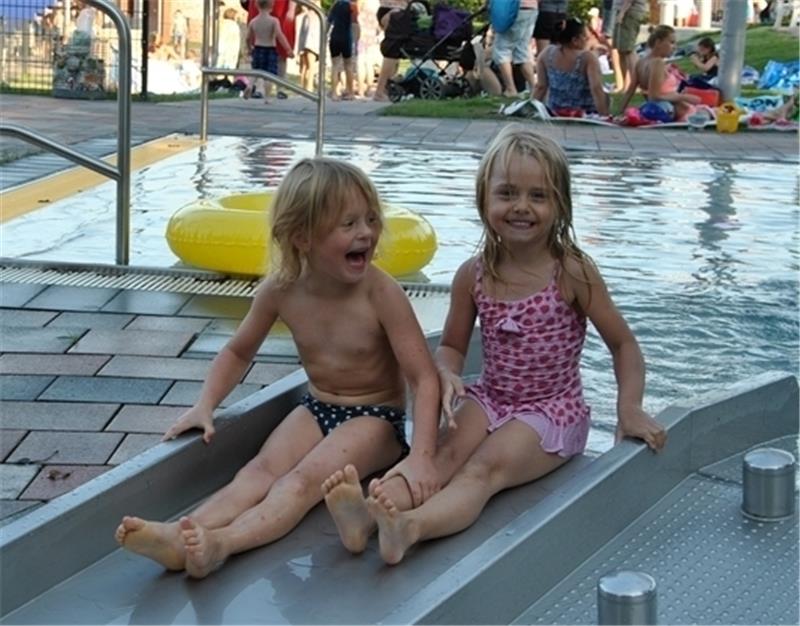 Sie rutschen gern im schattigen Babybecken: Jette und Shannon.