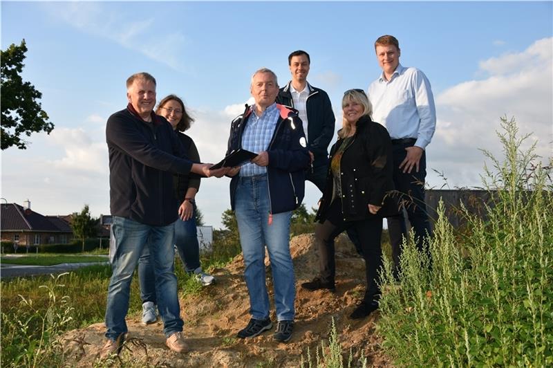 Sicherer Schulweg und Nahversorger gefordert Sie sammelten Unterschriften für einen Hofladen oder Nahversorger im Neubaugebiet: Jürgen Deden, Melanie Mohnen, Klaus Blohm, Björn van Koppen, Elvira Homfeld-Michels und Florian Rohleder. Fotos: Felsch