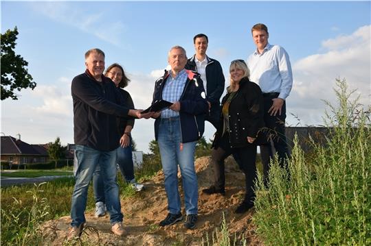 Sie sammelten Unterschriften für einen Hofladen oder Nahversorger im Neubaugebiet: Jürgen Deden, Melanie Mohnen, Klaus Blohm, Björn van Koppen, Elvira Homfeld-Michels und Florian Rohleder. Fotos: Felsch