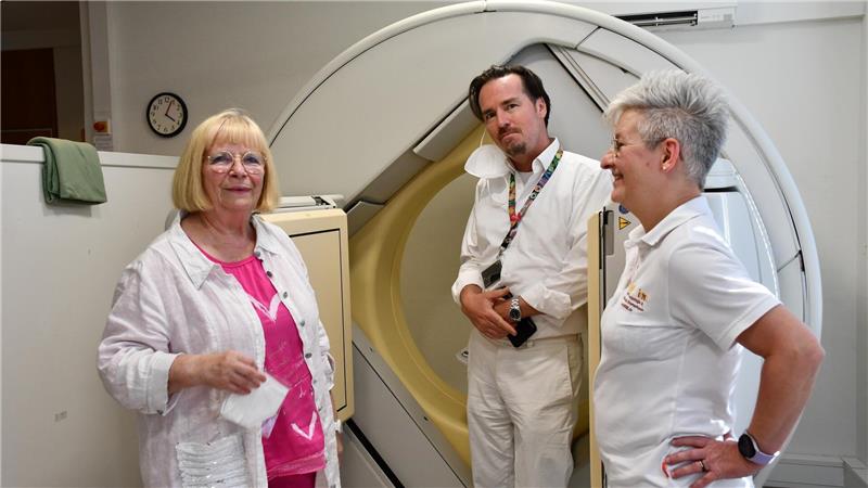 Ärztemangel: Praxis holt 80-jährige Radiologin aus dem Ruhestand Sie schätzen die Arbeit im Team: Ärztin Dr. Eva-Maria Wöhrle (links) im Gespräch mit ihren Kollegen Dr. Timm Kirchhoff und der Medizinisch-Technischen Radiologie-Assistentin Andrea Hartmann.Foto: von der Ahé