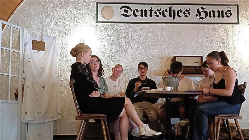 Jugendtheater: Schrecken des Naziterrors auf der Bühne in Mulsum Sie scheint zum Greifen nah, die angespannte Stimmung und die Angst aufzufliegen, verkörpert durch die Jugendtheatergruppe Bühne 19.