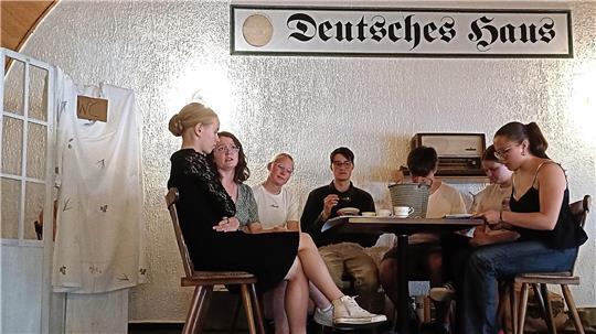 Sie scheint zum Greifen nah, die angespannte Stimmung und die Angst aufzufliegen, verkörpert durch die Jugendtheatergruppe Bühne 19.