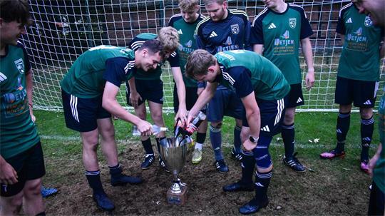 Sie schenken am letzten Spieltag des Aue-Pokals 2026 Oersdorf sieben Stück ein, dann sich selbst einen in den Siegerpokal. Dem Gastgeber schmeckt dieser Gewinner gar nicht.
