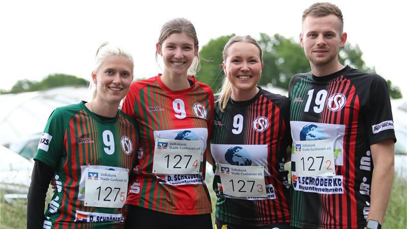 Sie schlüpfen ins Trikot des TSV Bremervörde. Lea Duhme (2. von rechts) und Finn Thode nutzen den Spargellauf auch als Training für Marathonläufe.