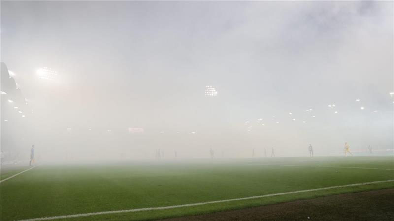 Bilder des Tages Sie sehen, dass Sie nichts sehen: Beim Lokalderby Grazer AK - Sturm Graz kommt es zur Spielunterbrechung, weil Rauch von Pyrotechnik das Stadion komplett vernebelt.