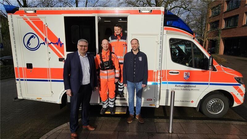 Sie sehen den Rettungsdienst im Landkreis Rotenburg gut aufgestellt: Landrat Marco Prietz, Notfallsanitäter Marcell und Clemens Budde sowie der ärztliche Leiter Rettungsdienst, Tobias Rosenbrock (von links).
