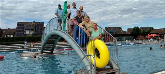 Sie setzen sich für das Horneburger Freibad ein: Rosita Poppe, Dr. Dagmar Bermig, Gudrun Jeschke, Bernd Tiedemann, Kay Beier, Hanne Krieger und Frank Jeschke (von rechts) mit vom Förderverein gesponsertem Wasserspielzeug auf der Brücke über
