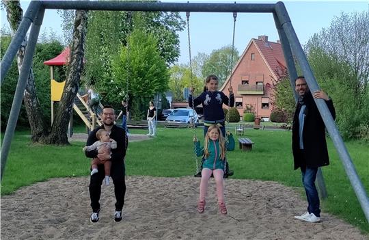 Sie setzen sich für ihren Spielplatz am Schragenberg ein: Christian Jop (links) mit Milla und Fabian Hink mit Emmi und Tilda. Foto: Lohmann