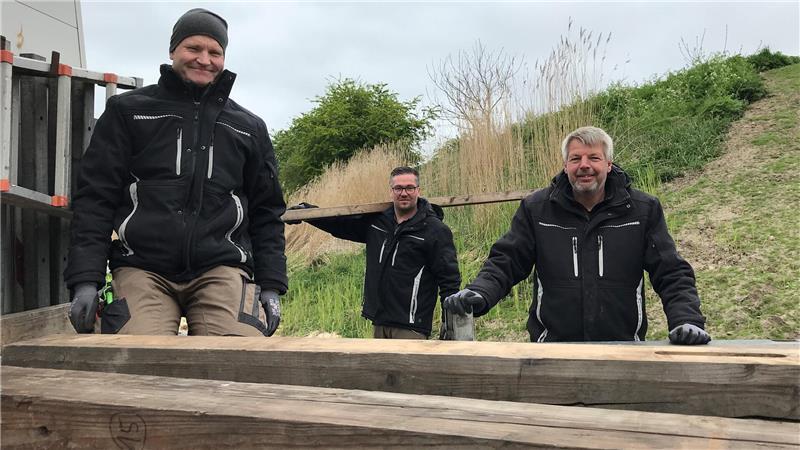 Sie setzten die Brücken: Bauleiter Timo Bremmer (rechts) mit Mario Heine und Raphael Heine.