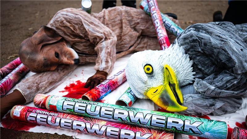 Sie setzten mit Masken und Kunstblut ein Zeichen gegen Feuerwerk.