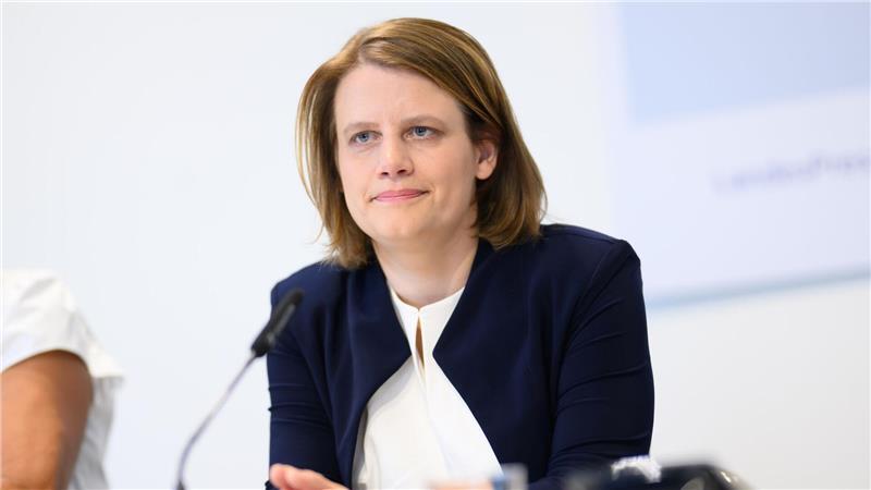 Sie sieht in der Oberstufenreform eine Chance auf Modernisierung und Bildungsgerechtigkeit: Kultusministerin Julia Willie Hamburg. (Archivbild)