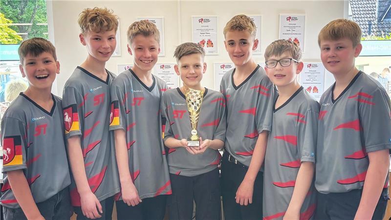 Sie sind Deutscher Meister: Mit einem Fahrzeug, das sie selbst konstruiert, gebaut und präsentiert haben, sind Silas B. (12), Silas E. (13), Tjelle (13), Klaas (14), Cleo (13), Rasmus (13) und Levi (13, von links) das beste Juniorteam geworden.