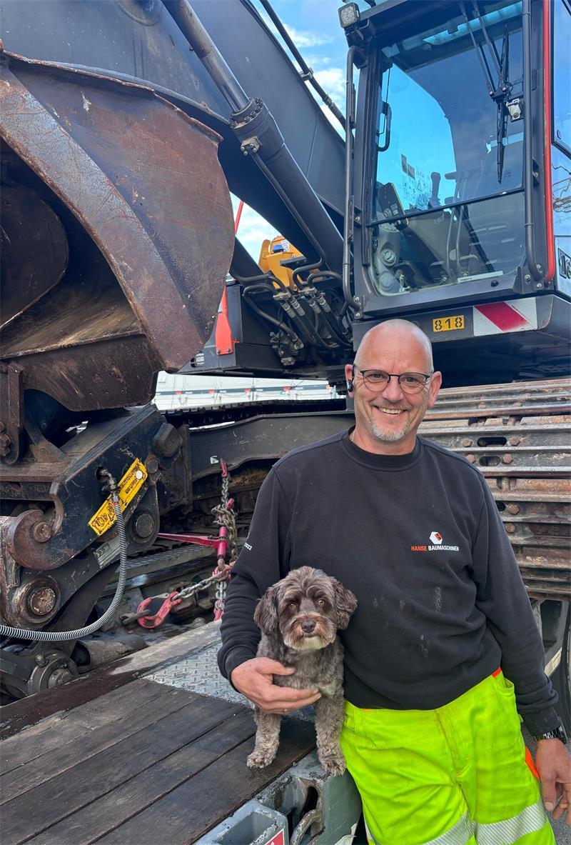 Sie sind an diesem Morgen mit die Ersten auf der Baustelle: René Boss und sein Hund Mailo, der im Lkw immer mitfährt.