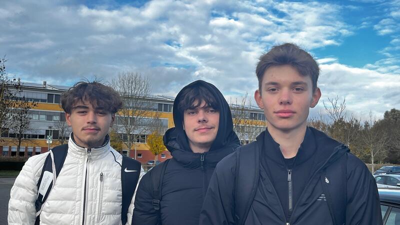 Männer zur Musterung: Was junge Menschen aus der Region zum Wehrdienst sagen Sie sind bald im Wehrdienst-Alter: Joel Cerninski, Finn Brunkhorst und Viktor Kosylo von der Jobelmannschule.