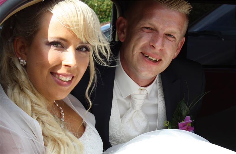 Voller Einsatz für die Liebe Sie sind da: Ihr erster Weg als Ehepaar führt Cathy und Tobi in den Schützenhof Ahlerstedt.