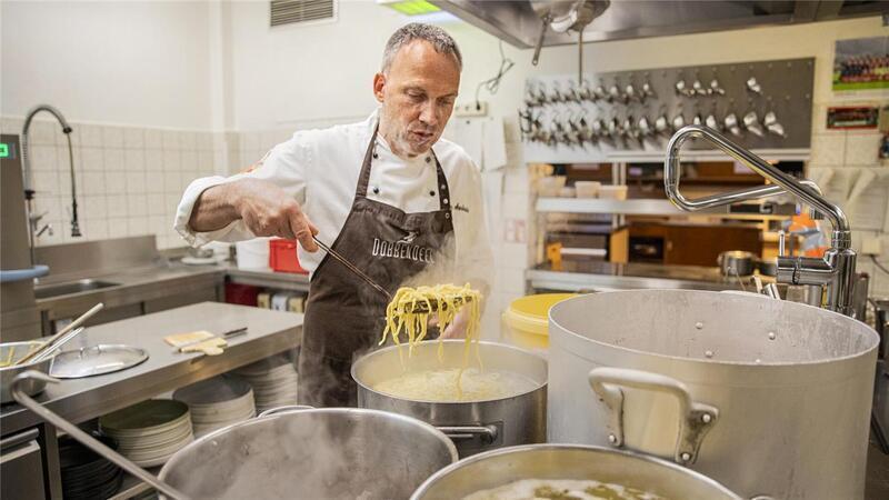 Sie sind der Klassiker in der schwäbischen Küche - die Spätzle. Heinz Armbruster bereitet sie am liebsten selbst zu.