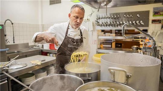 Sie sind der Klassiker in der schwäbischen Küche - die Spätzle. Heinz Armbruster bereitet sie am liebsten selbst zu.