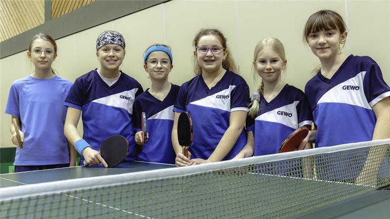 17-jährige Fabienne Nickel fordert auch Tischtennis-Herren heraus Sie sind der jüngste Tischtennis-Nachwuchs in Drochtersen: Lotta Delger, Lina Lau, Alma Ronge, Adelina Schmidke, Luisa Wisnagel und Milana Kunz (von links).