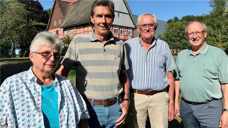 Sie sind die Chronisten von Oederquart (von links): Martha Cochu, Hans-Heinrich Janßen, Heinrich Kühlcke-Schmoldt und Bernd Staats vor Oerichsheil.