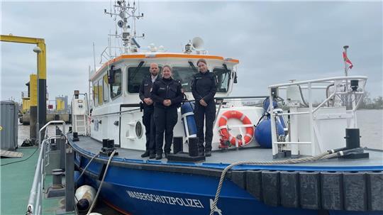Sie sind ein eingespieltes Team bei der Wasserschutzpolizei: Christopher Hüllbrock, Kim Treptow und Nele Elias.