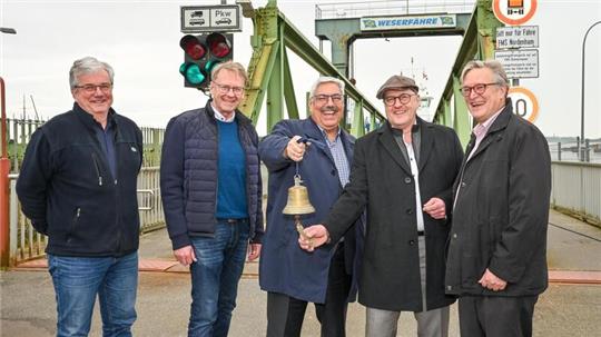 Sie sind erleichtert, dass die Anleger-Sanierung pünktlich fertig ist und hängen es an „die große Glocke“: Ab Sonnabendfrüh ist die Weserfähre wieder im Fahrplan-gemäßen Einsatz. Froh sind (von links) Jörg Stelter (leitender Ingenieur), Nordenhams Fähr-Geschäftsführer Hajo Schuchmann, Bremerhavens Oberbürgermeister Melf Grantz, Nordenhams Vize-Bürgermeister Bert Freese und Bremerhavens Fähr-Chef Robert Haase auch, dass die Kommune Nordenham an der Finanzierung des Fährbetriebs beteiligt bleibt.